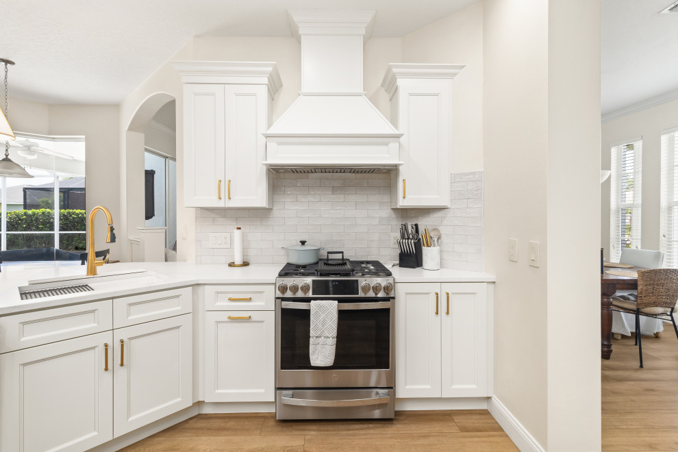 Kitchen - transitional kitchen idea in Tampa