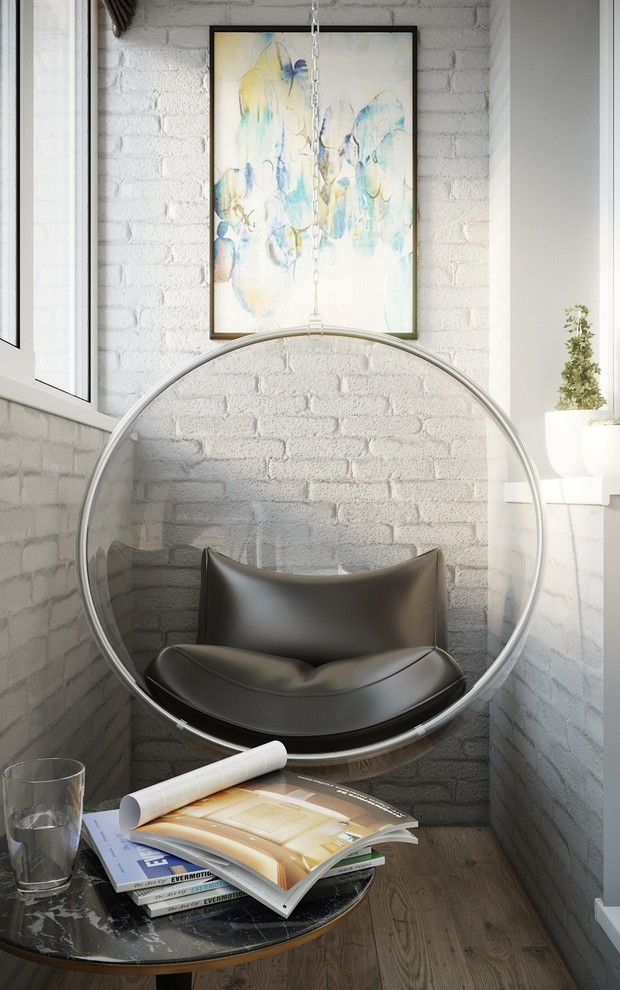 Подвесное кресло на балконе придаёт ощущение невесомости.