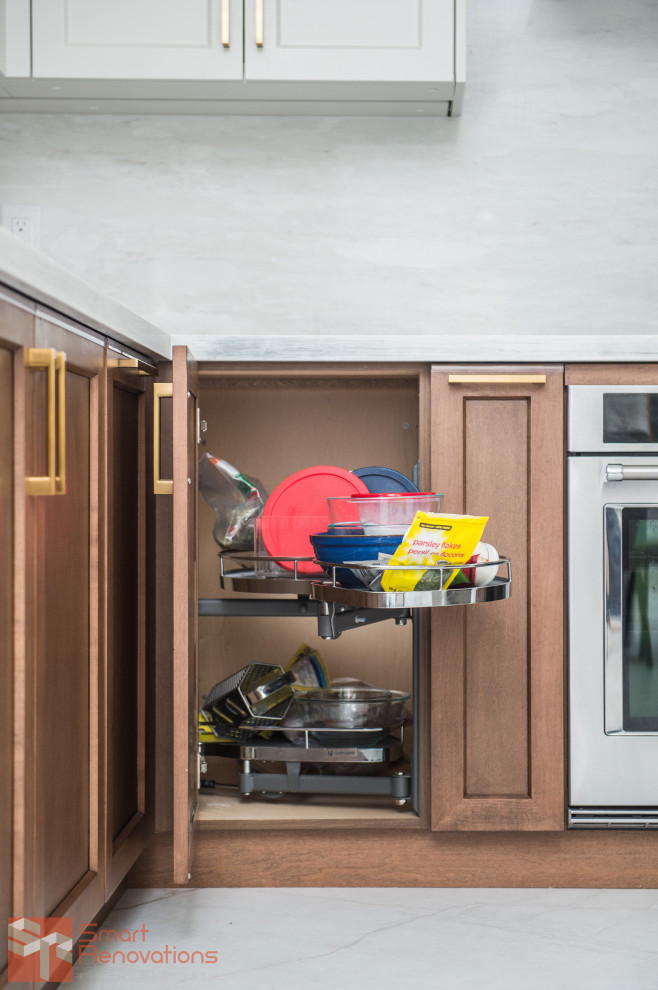Transitional kitchen photo in Toronto