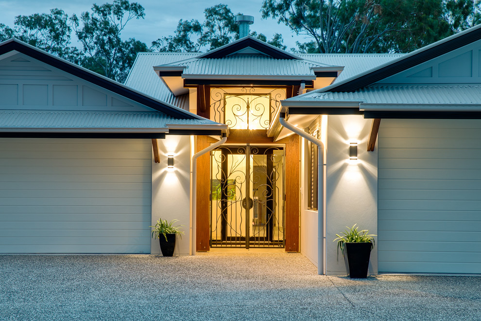 This is an example of a modern entryway in Brisbane.