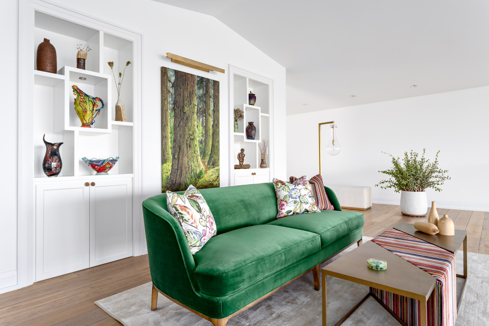 Esempio di un ampio soggiorno stile marino stile loft con pareti bianche, pavimento in legno massello medio e pavimento marrone