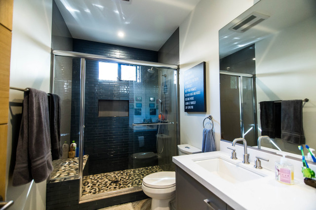 Tarzana, CA modern-badezimmer