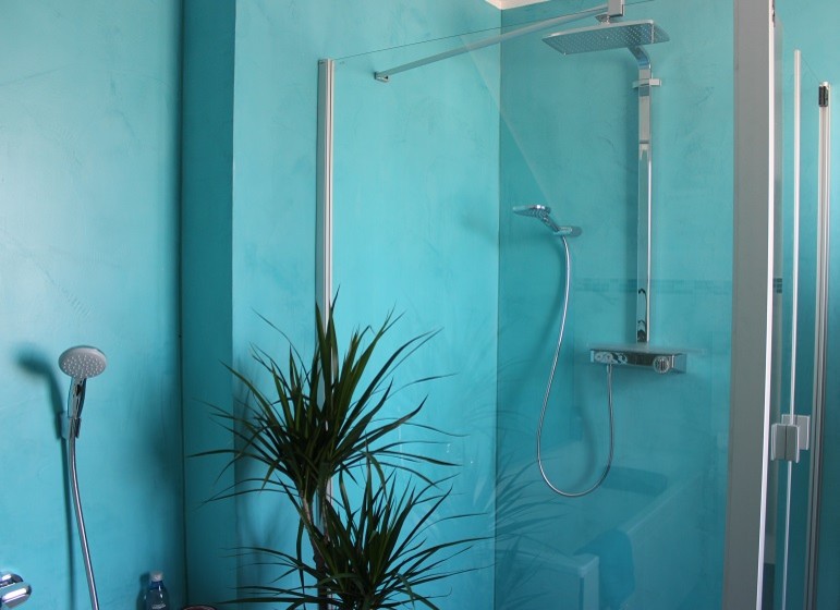 Mittelgroßes Modernes Badezimmer mit Einbaubadewanne, bodengleicher Dusche, blauen Fliesen, Steinfliesen, blauer Wandfarbe und Schiebetür-Duschabtrennung in Bonn