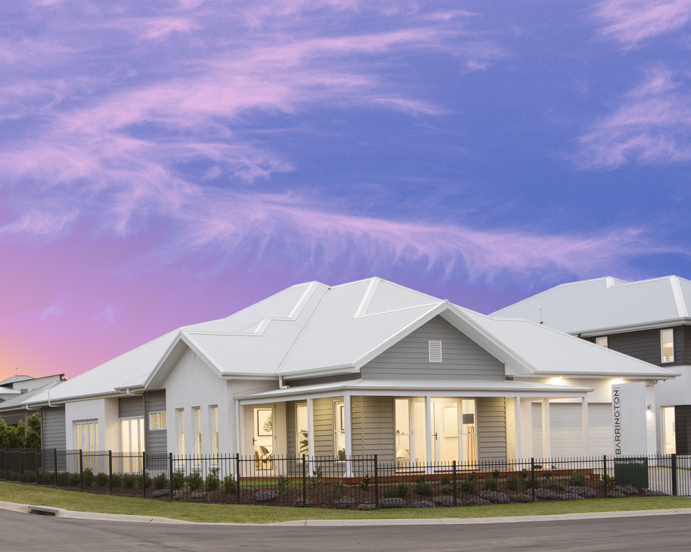 Design ideas for a mid-sized beach style one-storey grey house exterior in Wollongong with mixed siding, a hip roof and a metal roof.