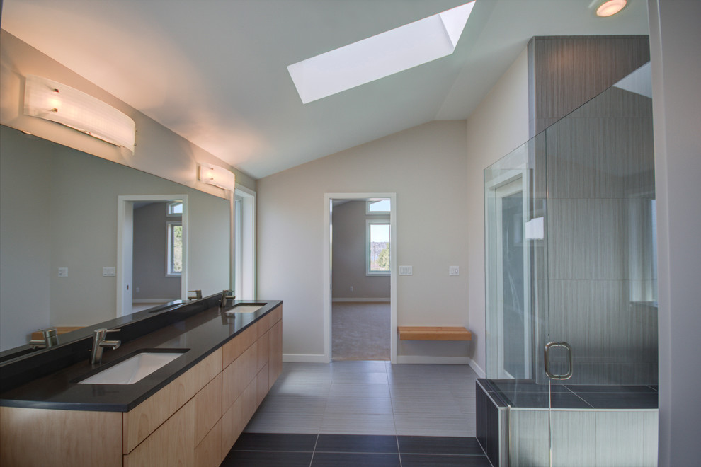 Mid-sized contemporary master bathroom in Seattle with an undermount sink, flat-panel cabinets, light wood cabinets, engineered quartz benchtops, an open shower, black tile, ceramic tile, grey walls, ceramic floors, a two-piece toilet, grey floor and a hinged shower door.