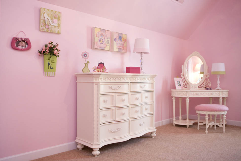 Inspiration for a large traditional kids' bedroom for girls and kids 4-10 years old in Other with pink walls and carpet.