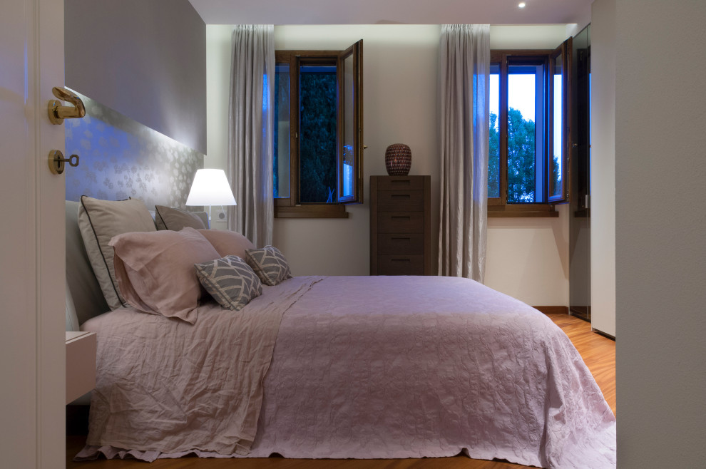 Свежая идея для дизайна: большая хозяйская спальня в стиле рустика с разноцветными стенами, светлым паркетным полом, коричневым полом, многоуровневым потолком и панелями на части стены - отличное фото интерьера