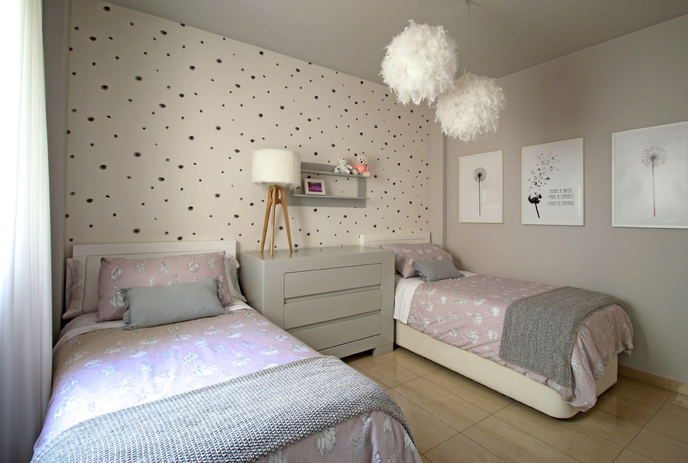 Mid-sized contemporary kids' bedroom in Valencia with white walls, marble floors and beige floor for kids 4-10 years old and girls.