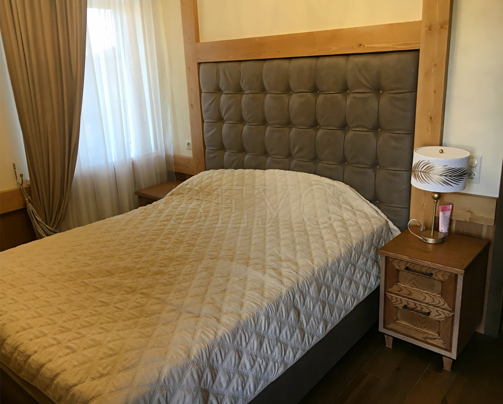 Прикроватные тумбы и каретная стяжка для клиента