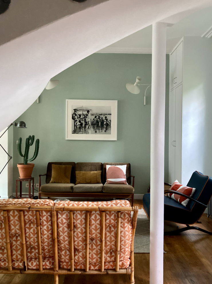 Idee per un soggiorno bohémian di medie dimensioni e aperto con sala formale, pareti verdi, parquet chiaro, stufa a legna, cornice del camino in mattoni e pavimento marrone
