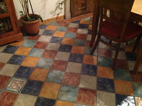 Consiglio per arredare zona cucina soggiorno con pavimento colorato e Pavimenti per soggiorno foto