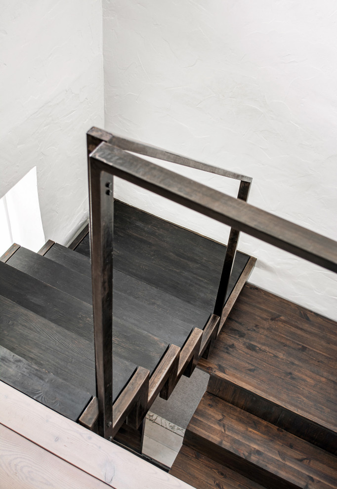 Идея дизайна: маленькая п-образная деревянная лестница в скандинавском стиле с деревянными ступенями и металлическими перилами для на участке и в саду