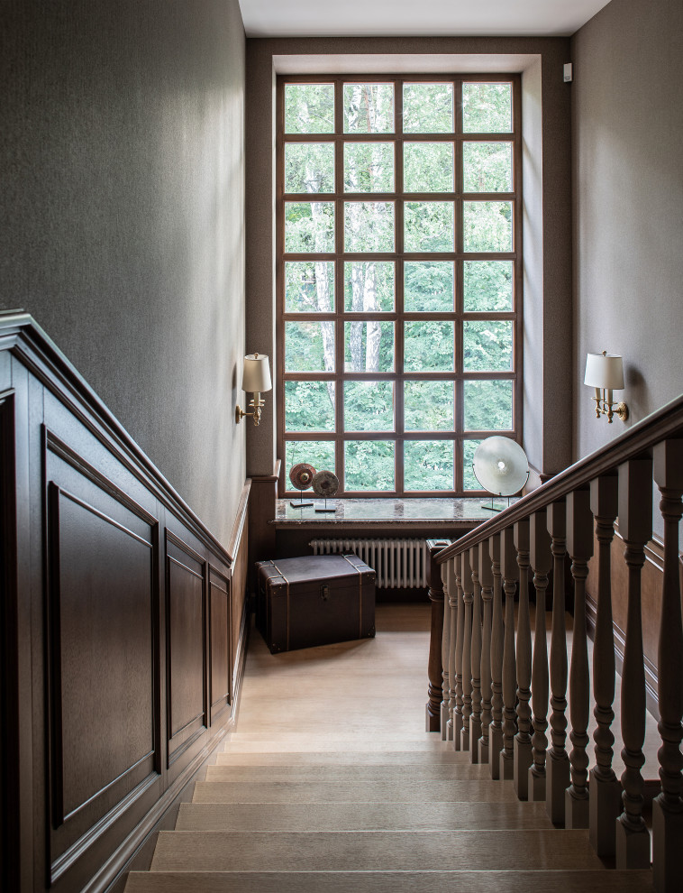 Стильный дизайн: п-образная деревянная лестница среднего размера в классическом стиле с деревянными ступенями и деревянными перилами - последний тренд