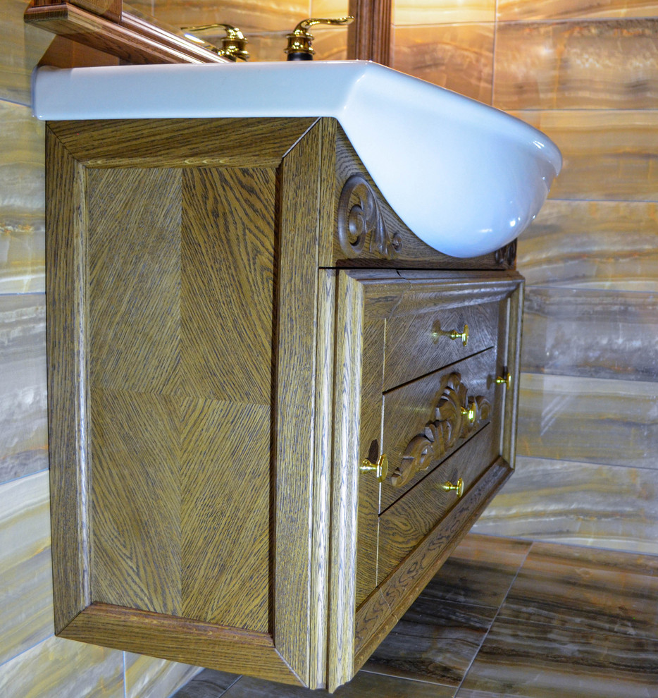 Ванная комната. Потолок, зеркало и тумба под раковину