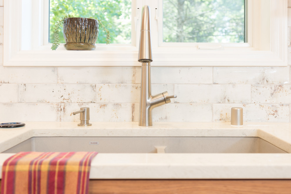 Inspiration for a transitional u-shaped kitchen remodel with an undermount sink and an island