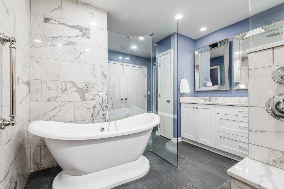 Ejemplo de cuarto de baño principal, doble y a medida clásico grande sin sin inodoro con puertas de armario blancas, paredes azules, suelo gris y ducha abierta