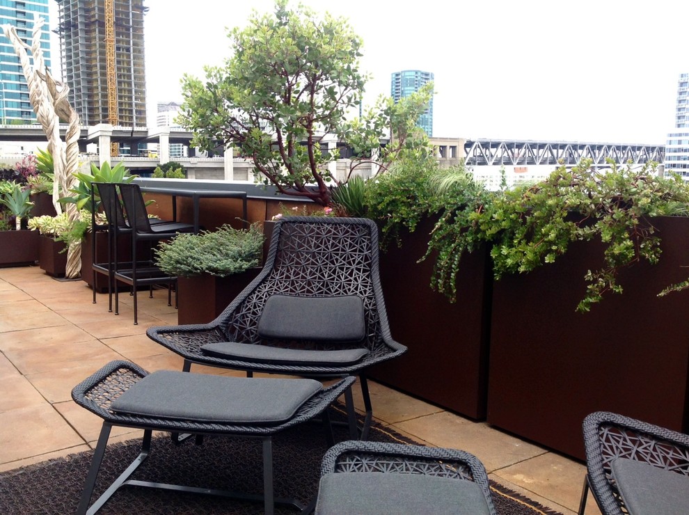 Design ideas for a mid-sized industrial rooftop deck in San Francisco with a container garden.