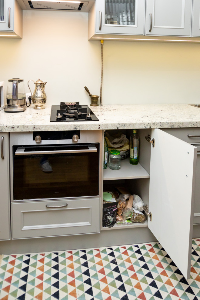 Светло-серая кухня в классическом стиле