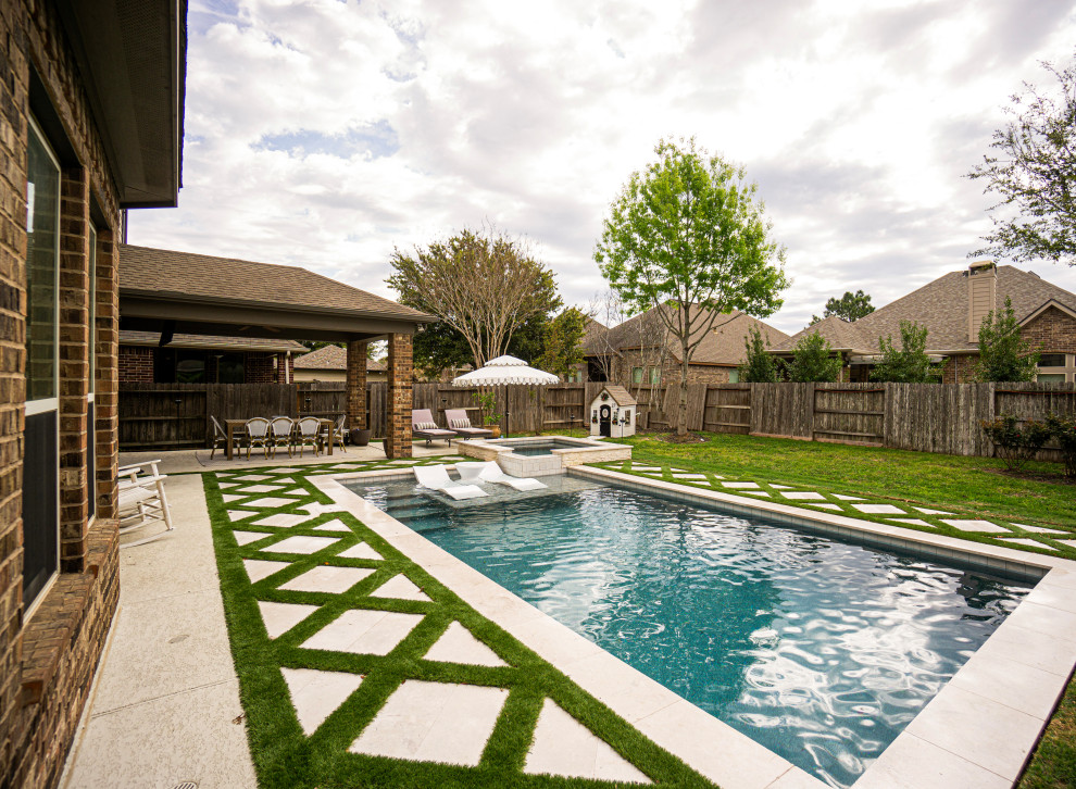 Foto di una piscina tradizionale rettangolare di medie dimensioni e dietro casa con pavimentazioni in pietra naturale