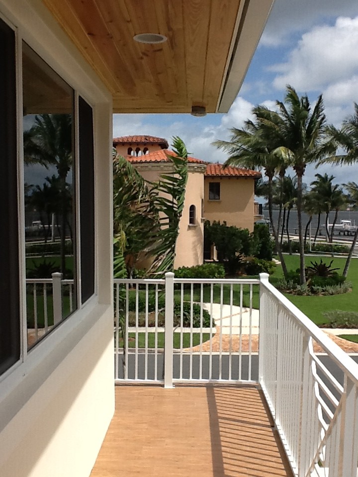 Design ideas for a tropical verandah in Miami.