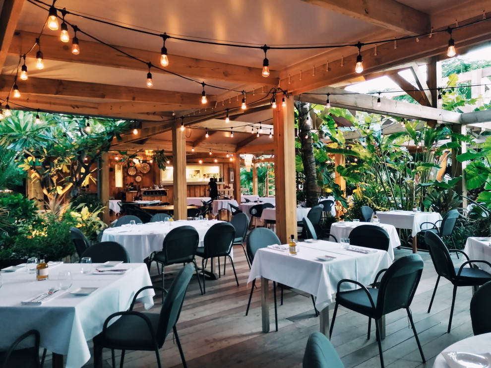 Structure Bois et voiles d'ombrage modulable d'un restaurant gastronomique