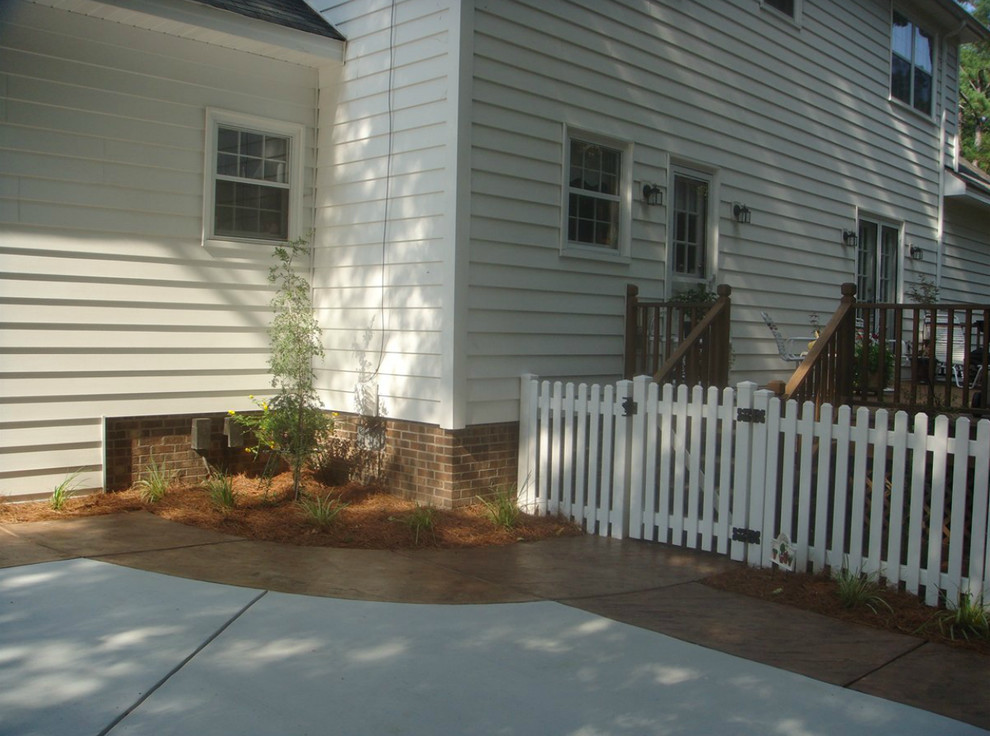 Example of a mid-sized transitional side yard deck design in Phoenix with no cover