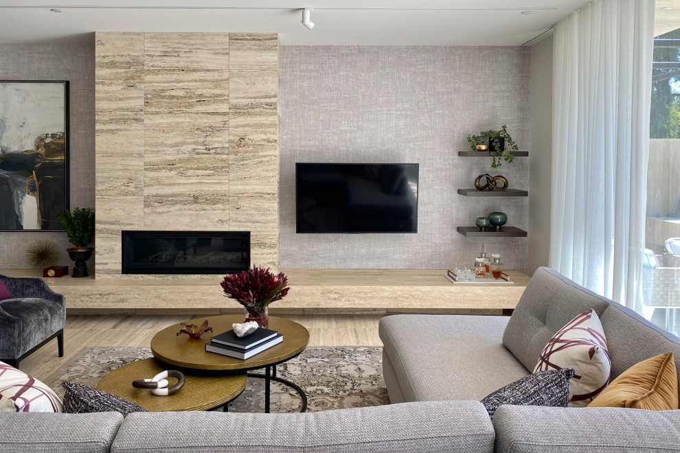 Стильный дизайн: большая открытая гостиная комната в стиле фьюжн с коричневыми стенами, полом из травертина, стандартным камином, фасадом камина из камня, телевизором на стене, коричневым полом и многоуровневым потолком - последний тренд