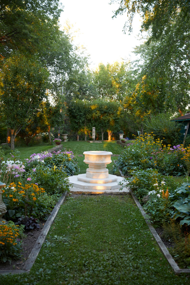 Imagen de camino de jardín campestre grande en verano en patio trasero con jardín francés y exposición parcial al sol