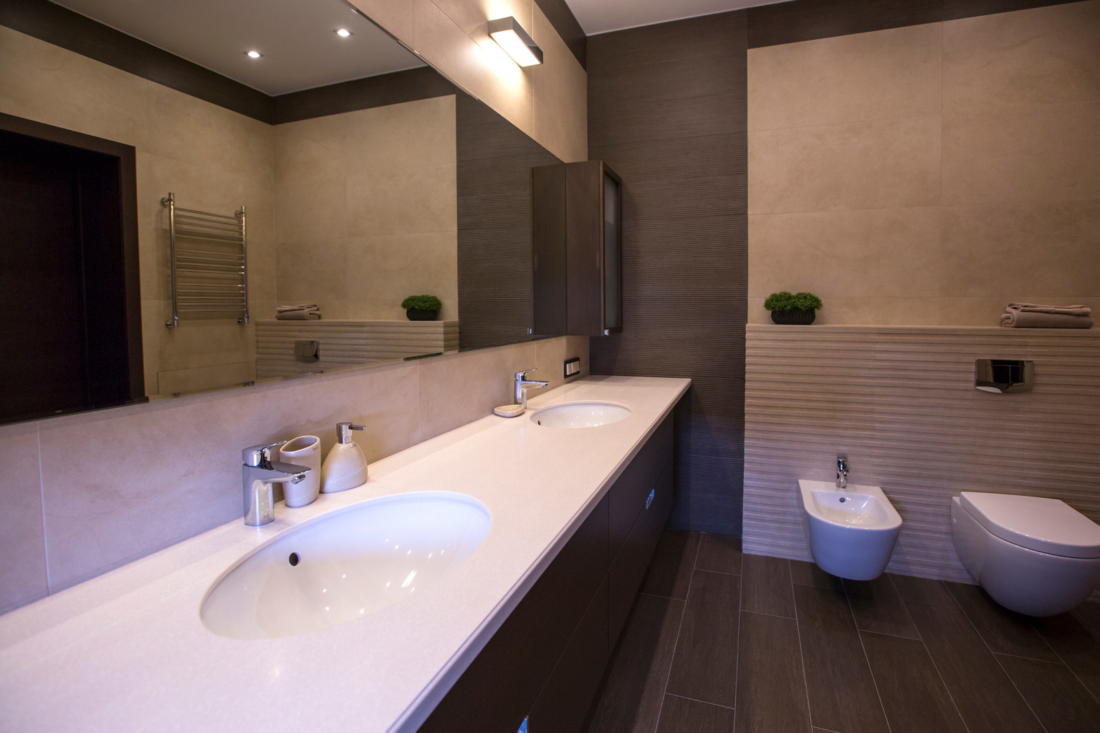 Дом с камином в бежевой гамме