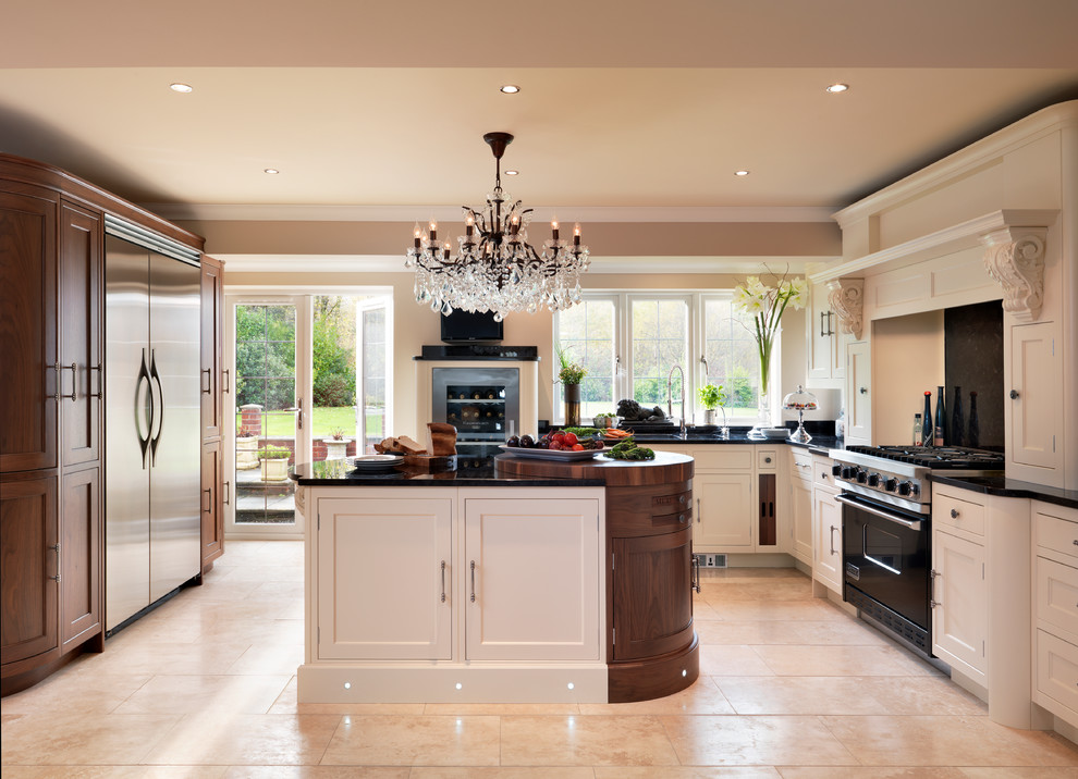 Photo of a large traditional kitchen in London.