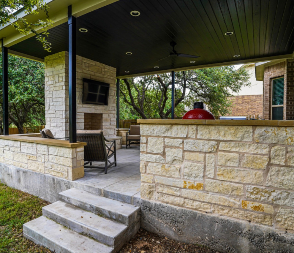 Kleiner, Schattiger Rustikaler Gartenkamin im Sommer, hinter dem Haus mit Natursteinplatten in Austin