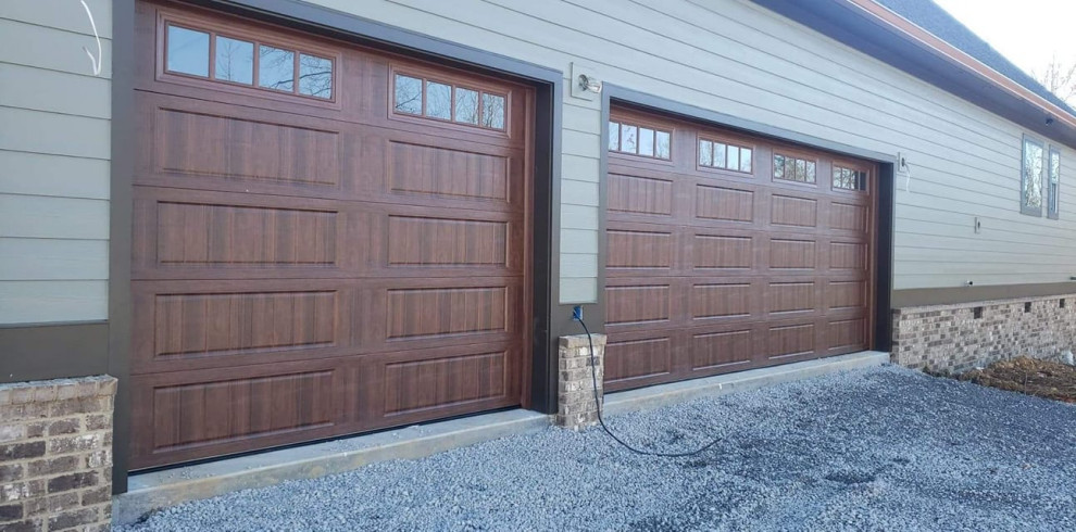 Foto di un grande garage per tre auto connesso classico