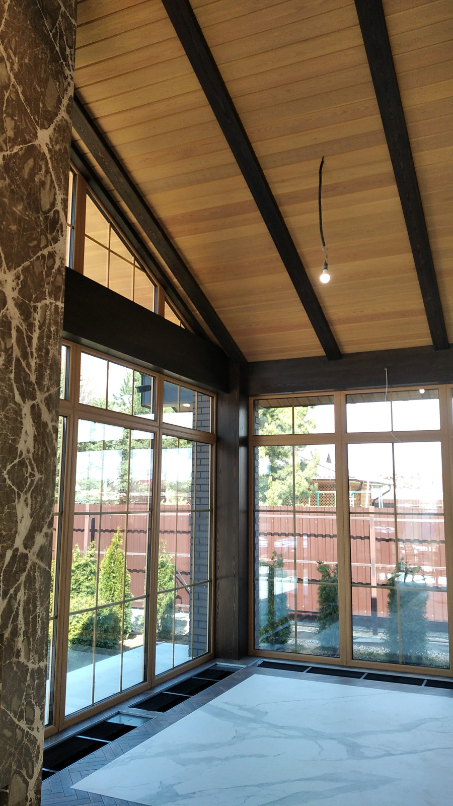 Отделка лиственницей загородного дома в КП «Можайское Море»