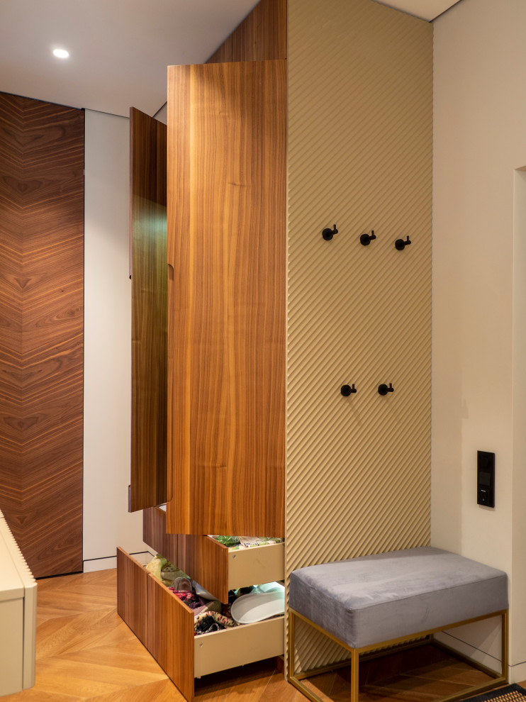 Шкаф в прихожую в современном стиле