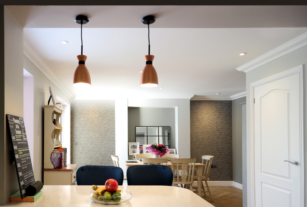 Ispirazione per una sala da pranzo aperta verso la cucina moderna di medie dimensioni con pareti grigie, pavimento in vinile, pavimento marrone e carta da parati