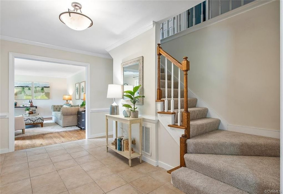 Example of a transitional entryway design in Richmond