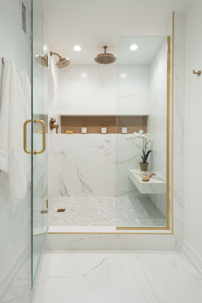 Свежая идея для дизайна: главная ванная комната в скандинавском стиле с плоскими фасадами, коричневыми фасадами, душем в нише, унитазом-моноблоком, белой плиткой, керамогранитной плиткой, белыми стенами, полом из керамогранита, врезной раковиной, столешницей из искусственного кварца, белым полом, душем с распашными дверями, белой столешницей, нишей, тумбой под две раковины и встроенной тумбой - отличное фото интерьера