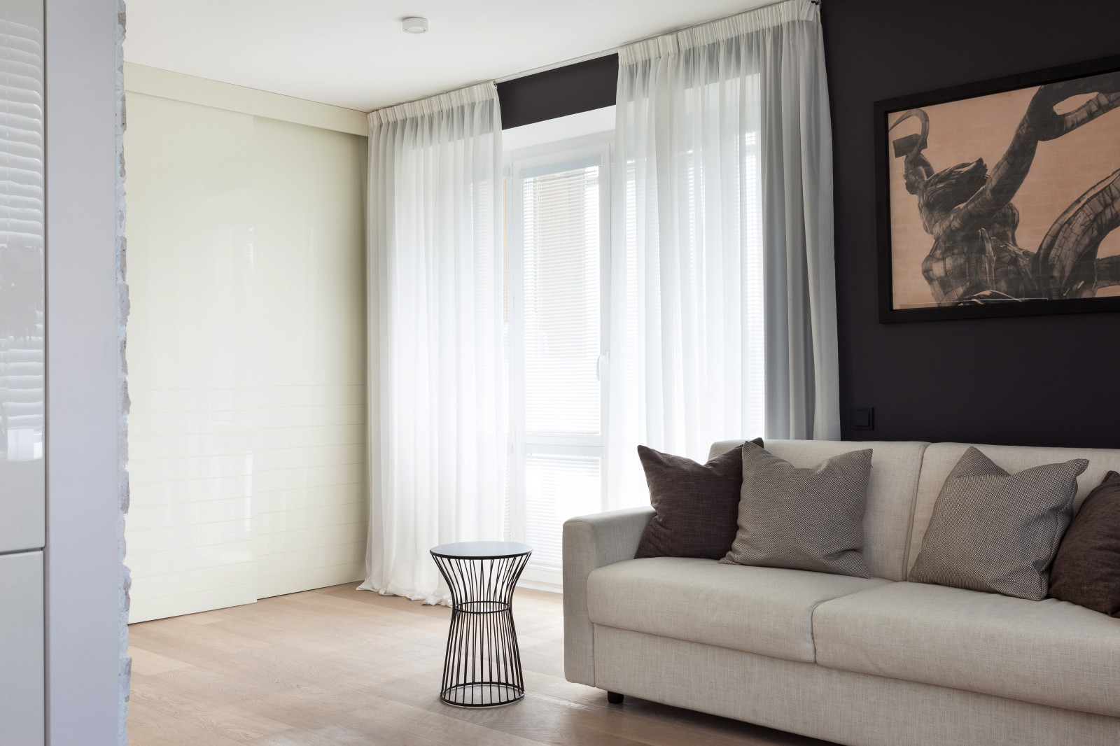 Много света