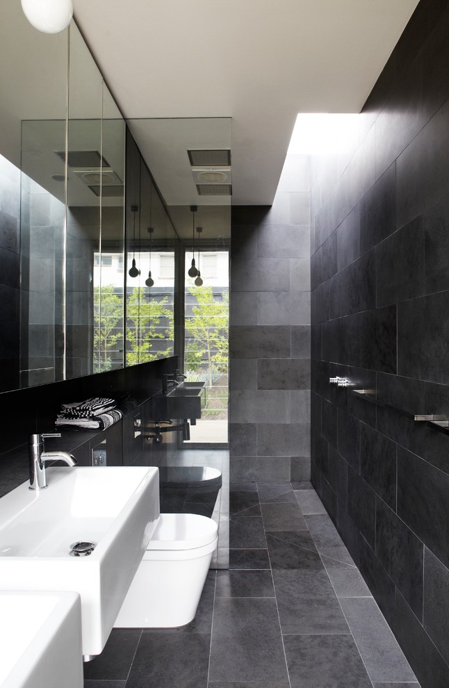 Midcentury bathroom in Melbourne with a wall-mount sink, an open shower, gray tile and an open shower.