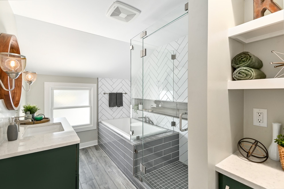 На фото: маленькая главная ванная комната в современном стиле с фасадами в стиле шейкер, зелеными фасадами, накладной ванной, угловым душем, раздельным унитазом, белой плиткой, керамогранитной плиткой, бежевыми стенами, полом из винила, врезной раковиной, столешницей из искусственного кварца, коричневым полом, душем с распашными дверями, белой столешницей, сиденьем для душа, тумбой под одну раковину и встроенной тумбой для на участке и в саду