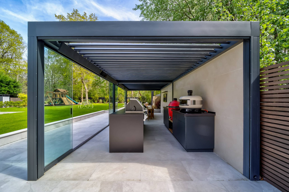 Idées déco pour une terrasse arrière contemporaine avec une cuisine d'été et une pergola.