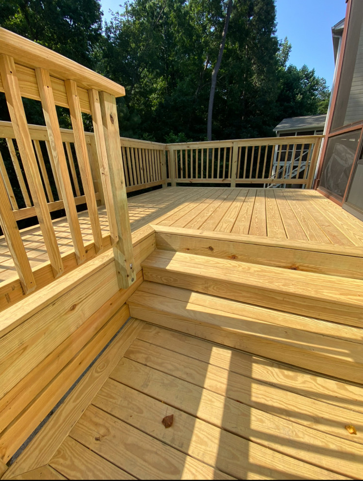 Mountain style deck photo in Raleigh