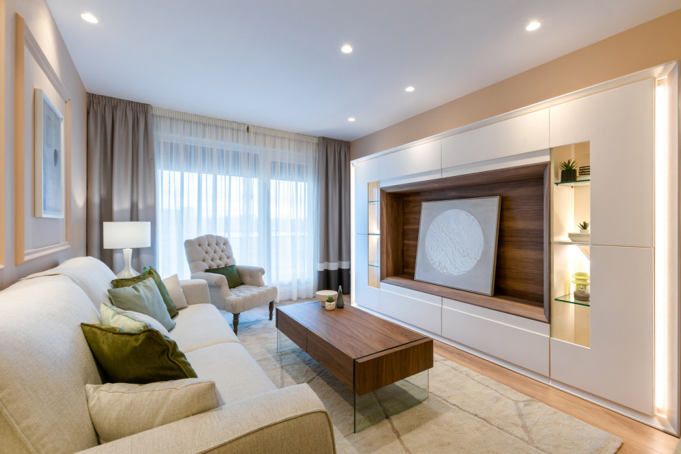Kleines, Abgetrenntes Klassisches Wohnzimmer mit brauner Wandfarbe, Laminat, Multimediawand, braunem Boden und vertäfelten Wänden in Sonstige