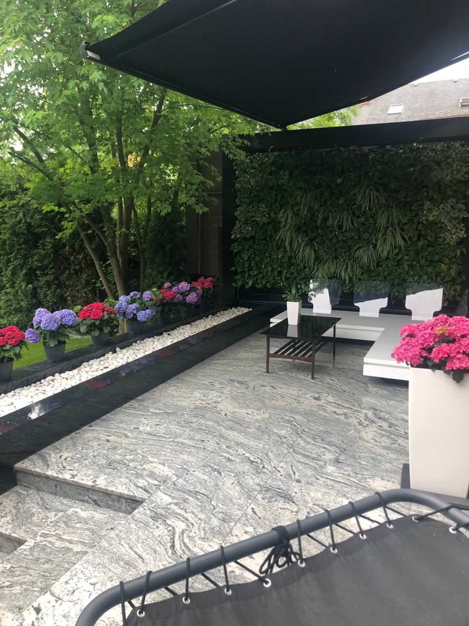 Открытая терраса на заднем дворике загородного дома