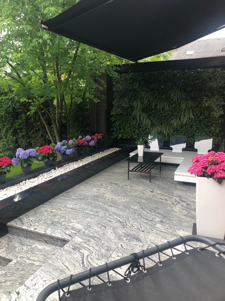 Открытая терраса на заднем дворике загородного дома