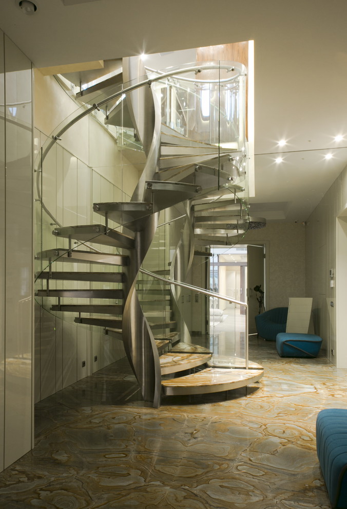 Идея дизайна: большая лестница в стиле фьюжн