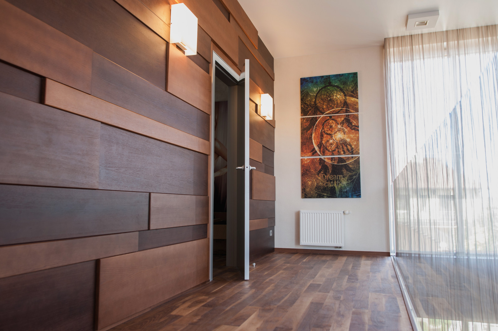 Дом в современном стиле с консольной лестницей