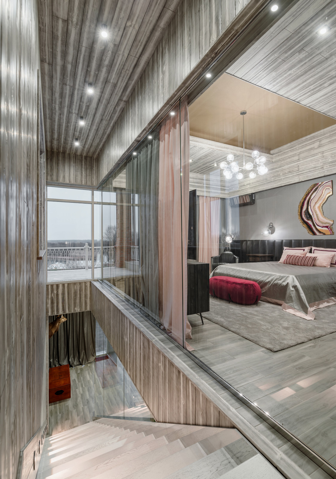 Лестница с видом на спальню брутального гостевого дома