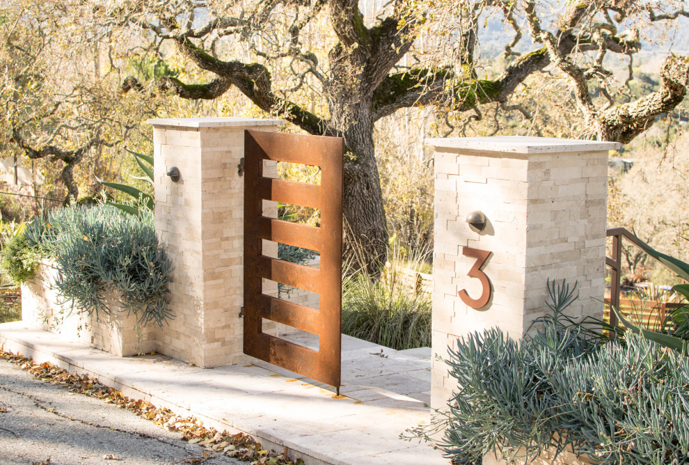 Geräumiger Rustikaler Garten mit Natursteinplatten und Metallzaun in San Francisco