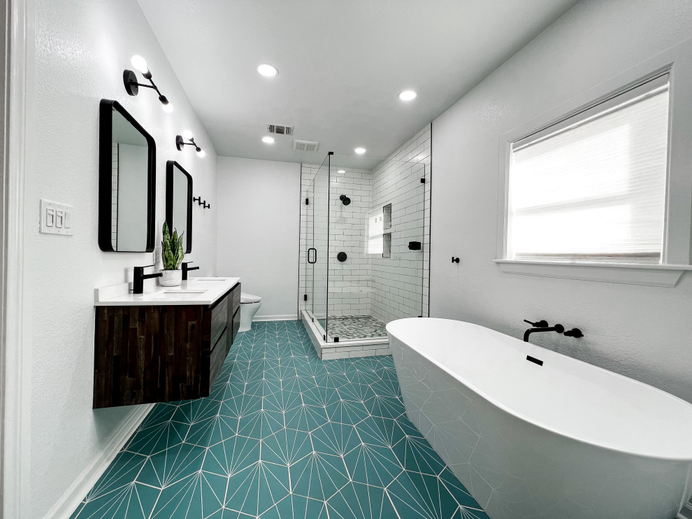 Exempel på ett mellanstort modernt vit vitt en-suite badrum, med släta luckor, skåp i mörkt trä, ett fristående badkar, en hörndusch, en bidé, vit kakel, vita väggar, klinkergolv i porslin, ett undermonterad handfat, bänkskiva i kvarts, turkost golv och dusch med gångjärnsdörr